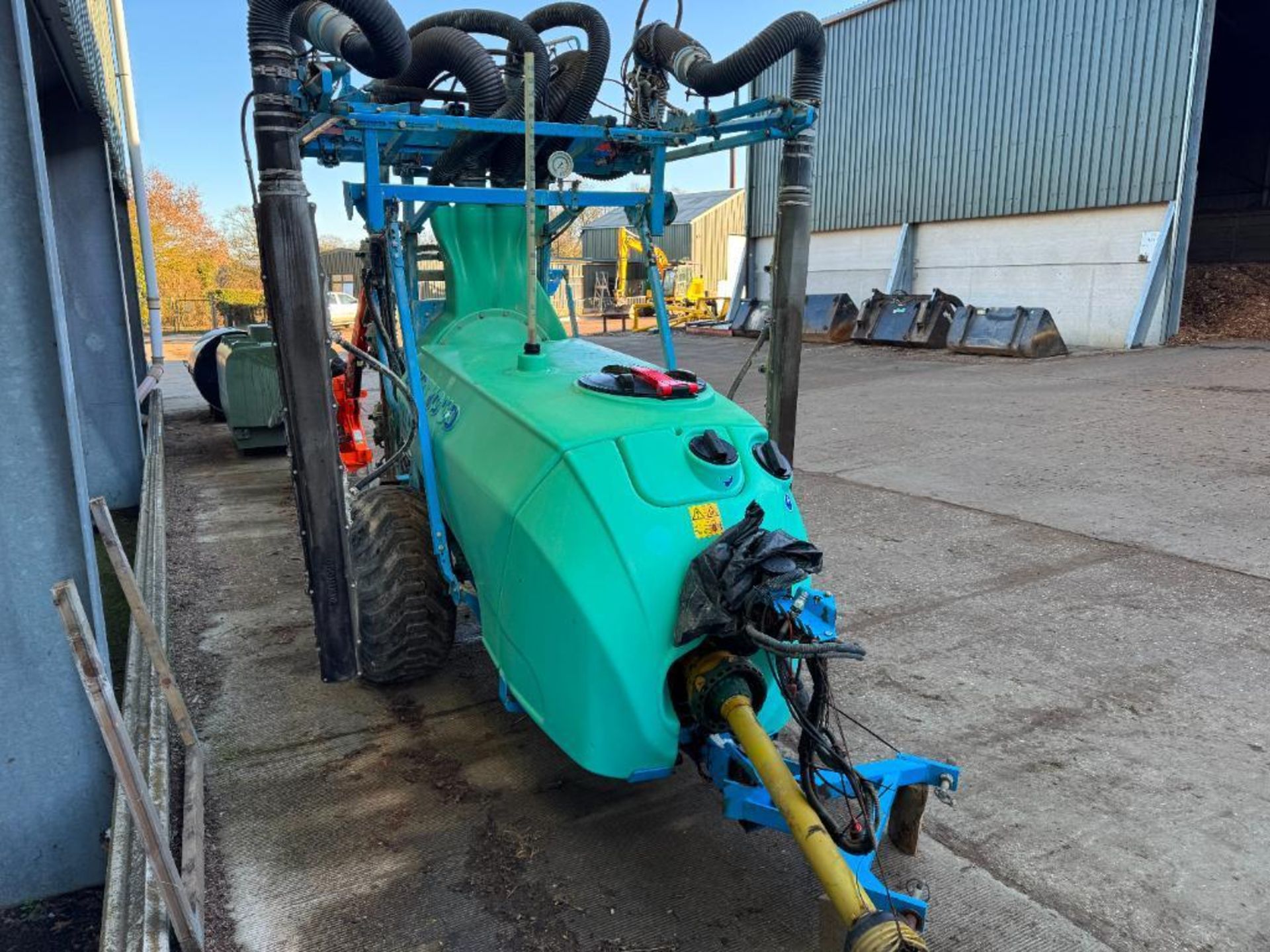 Berthoud WinAir 1000 vineyard sprayer, trailed single axle on 400/60R15.5 wheels and tyres - Image 3 of 4