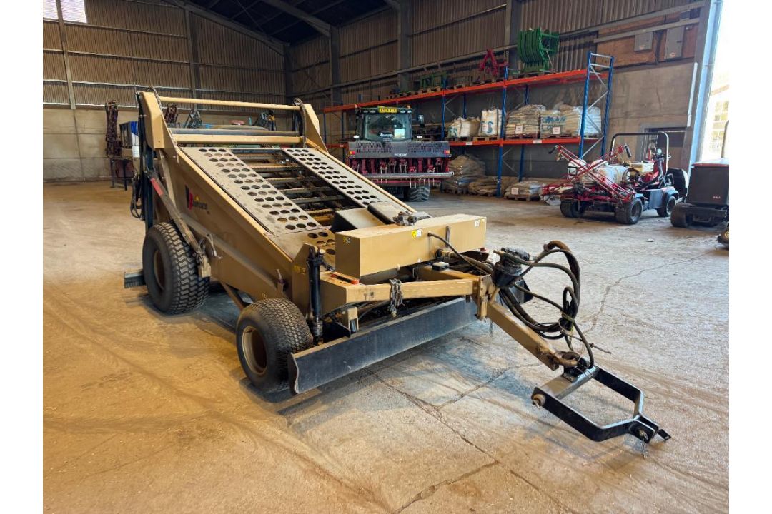 Cherrington 4500 XL beach cleaner / screener front and rear axle, rear levelling blade on turf wheel - Image 10 of 18