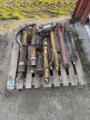 Quantity hydraulic rams