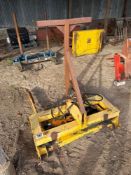 Bale squeeze, linkage mounted