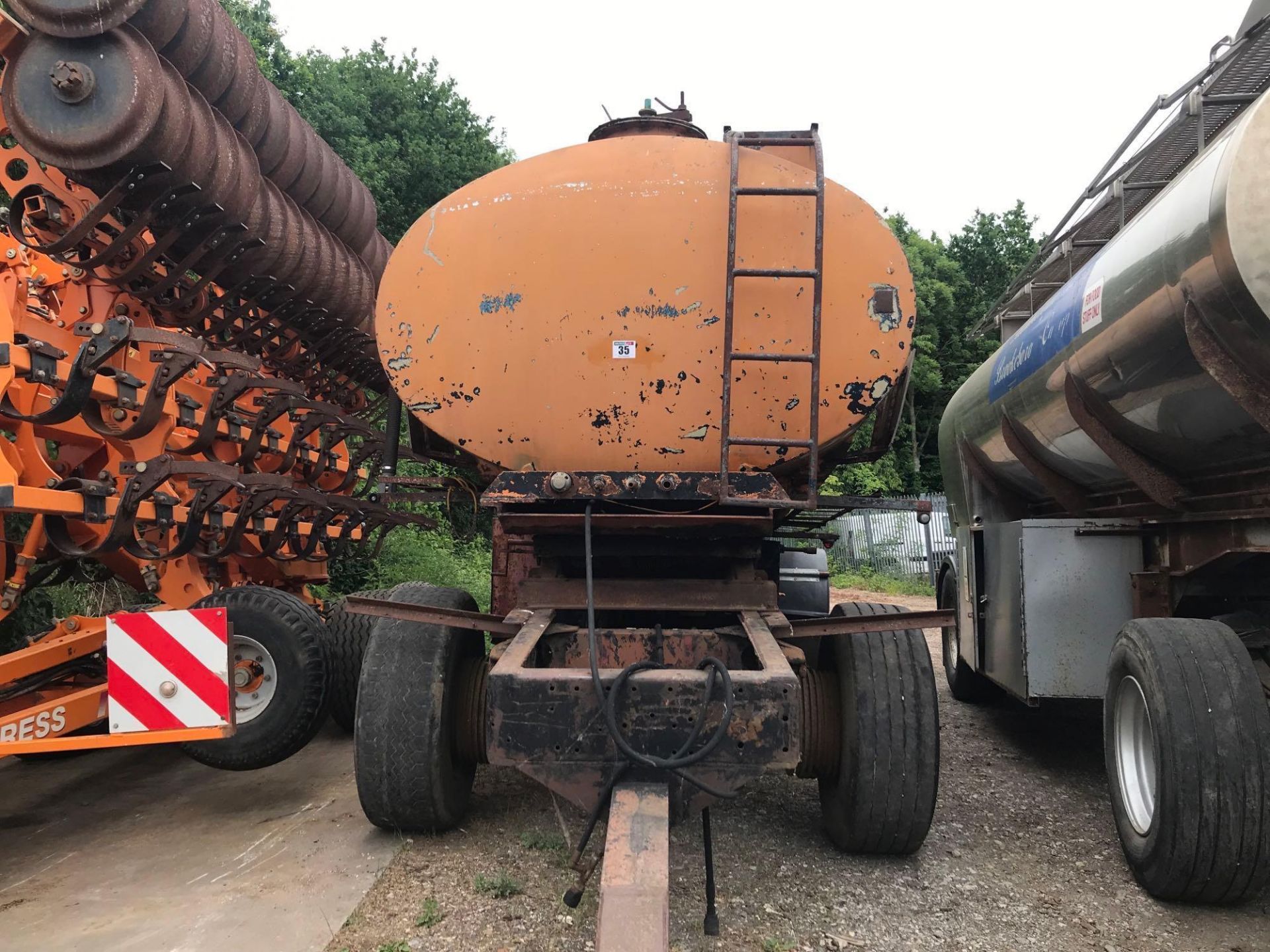Steel water tank mounted on chassis. C/w dolly. On 385/65-22.5 wheels and tyres - Image 3 of 3