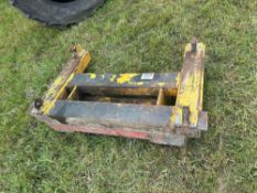 Adapter plate with JCB brackets to Manitou