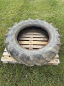 Single Dunlop 12.4-11-28 tyre