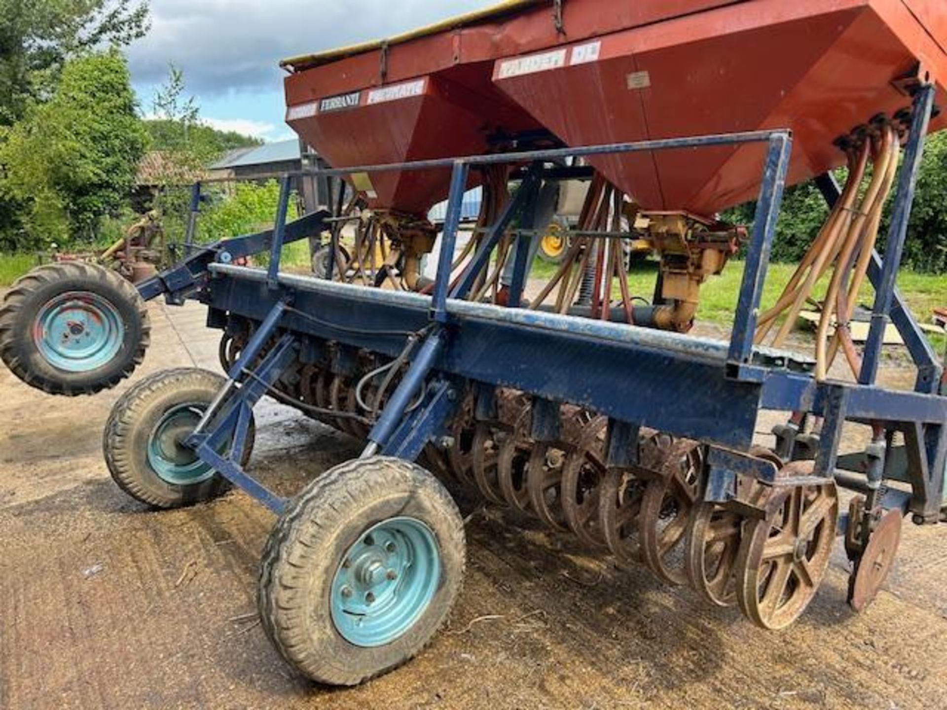 Moore 4m direct disc drill with twin Accord DL pneumatic seed hopper, bout markers and hydraulic low - Image 2 of 9