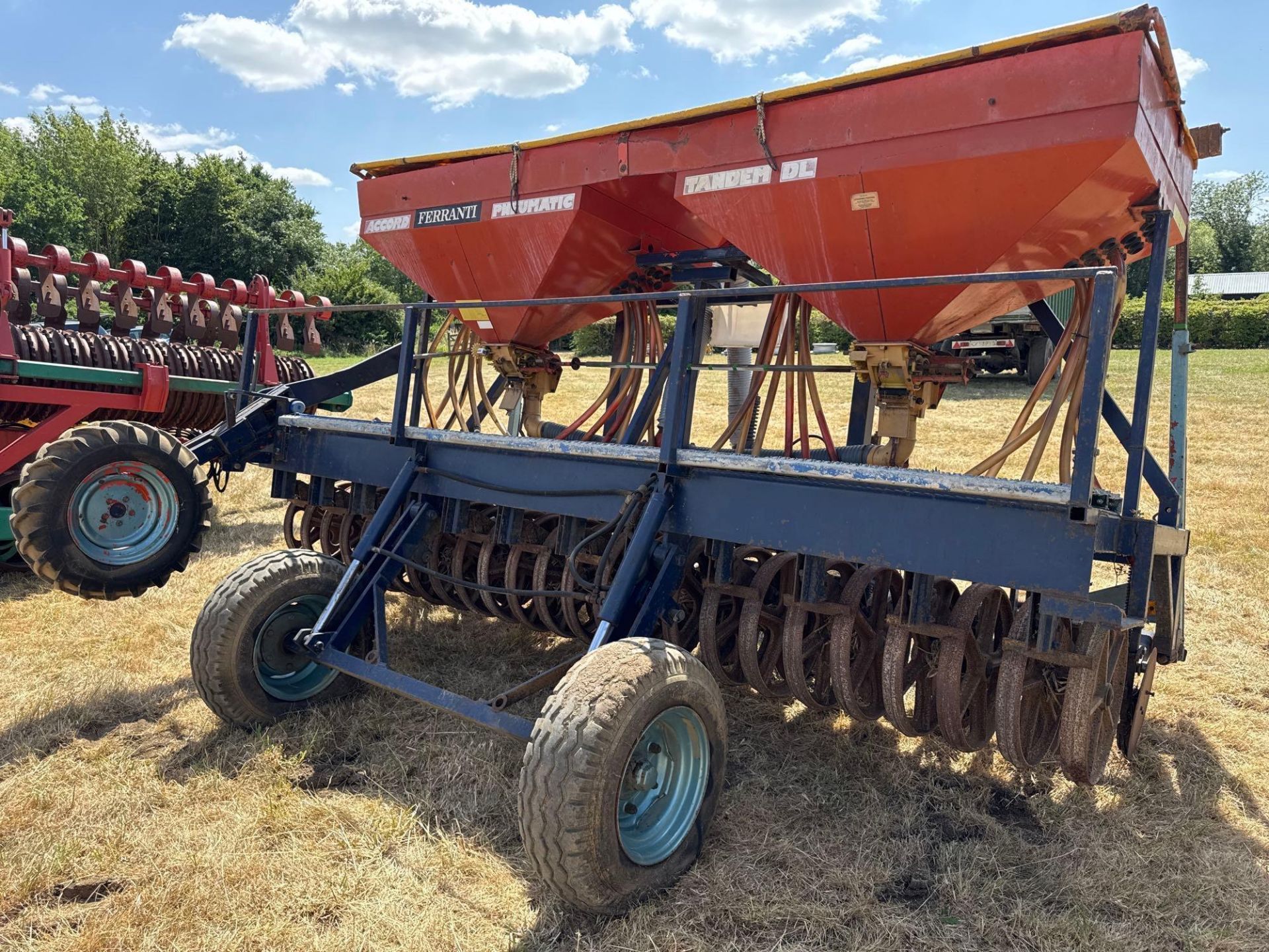 Moore 4m direct disc drill with twin Accord DL pneumatic seed hopper, bout markers and hydraulic low - Image 7 of 9