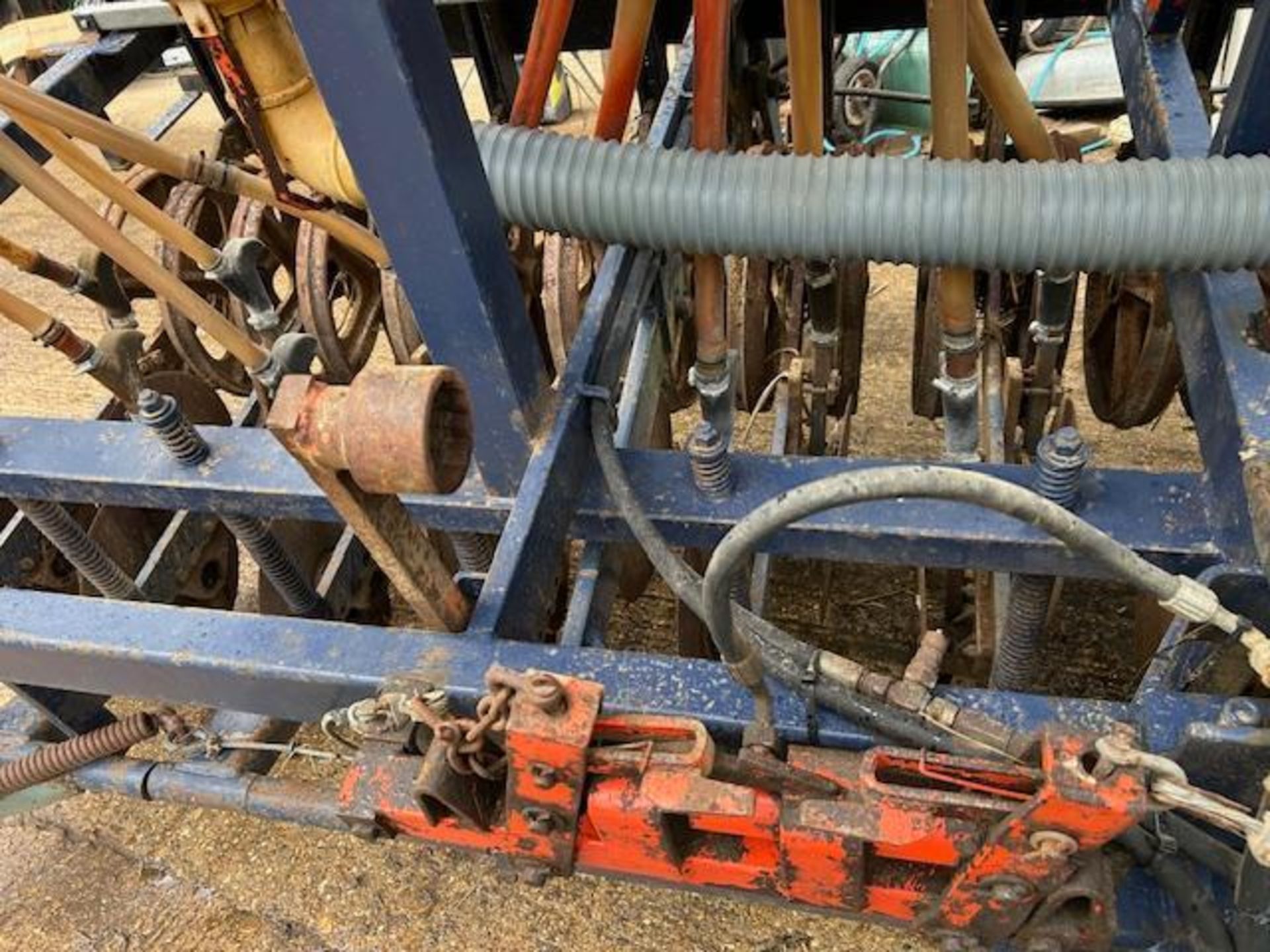 Moore 4m direct disc drill with twin Accord DL pneumatic seed hopper, bout markers and hydraulic low - Image 6 of 9