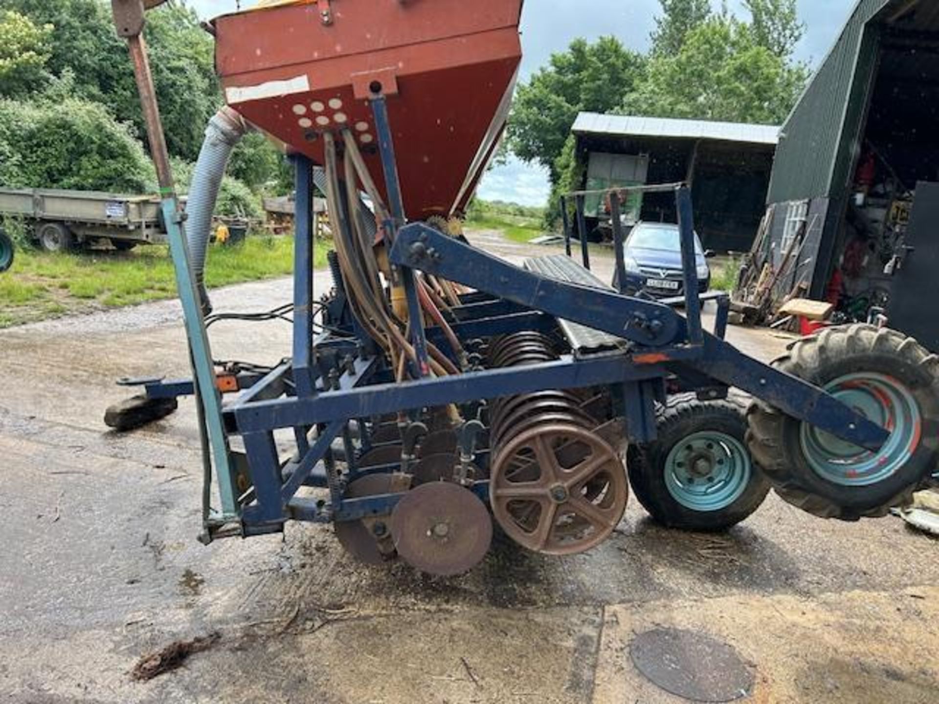 Moore 4m direct disc drill with twin Accord DL pneumatic seed hopper, bout markers and hydraulic low - Image 3 of 9