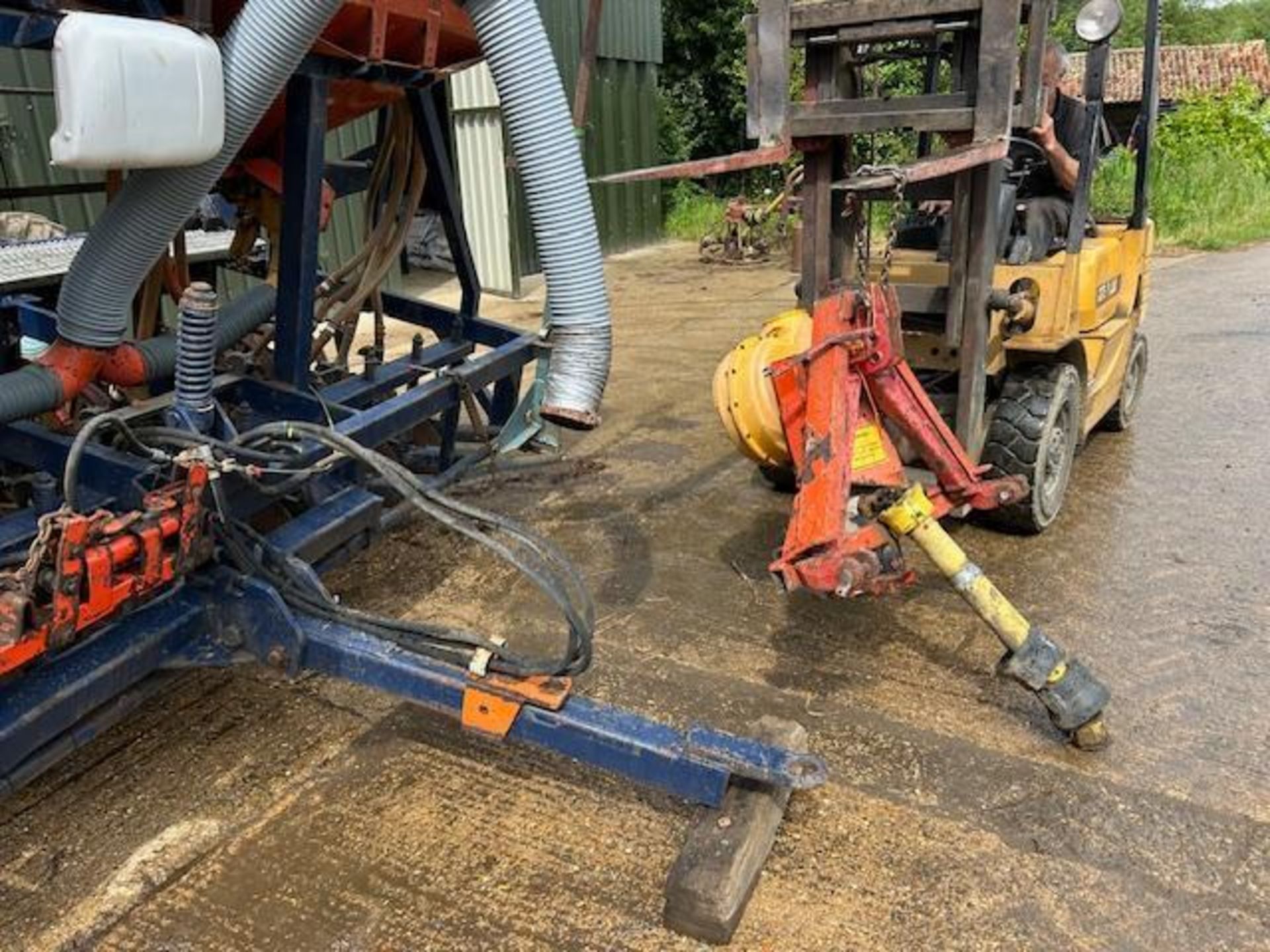 Moore 4m direct disc drill with twin Accord DL pneumatic seed hopper, bout markers and hydraulic low - Image 4 of 9