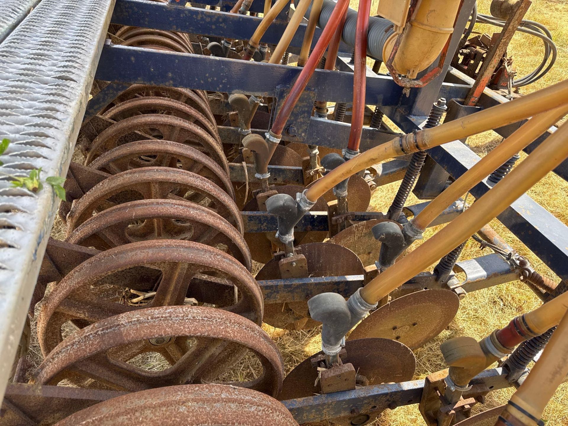 Moore 4m direct disc drill with twin Accord DL pneumatic seed hopper, bout markers and hydraulic low - Image 8 of 9
