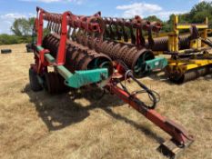 2003 Kverneland RTG 701B 7m horizontal folding Cambridge rolls with 24� breaker rings and levelling