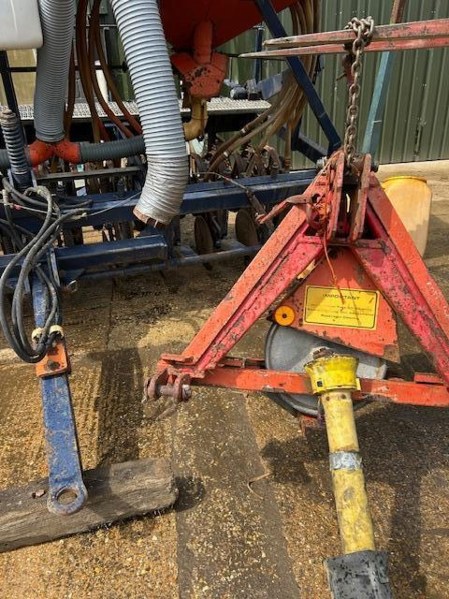 Moore 4m direct disc drill with twin Accord DL pneumatic seed hopper, bout markers and hydraulic low - Image 5 of 9