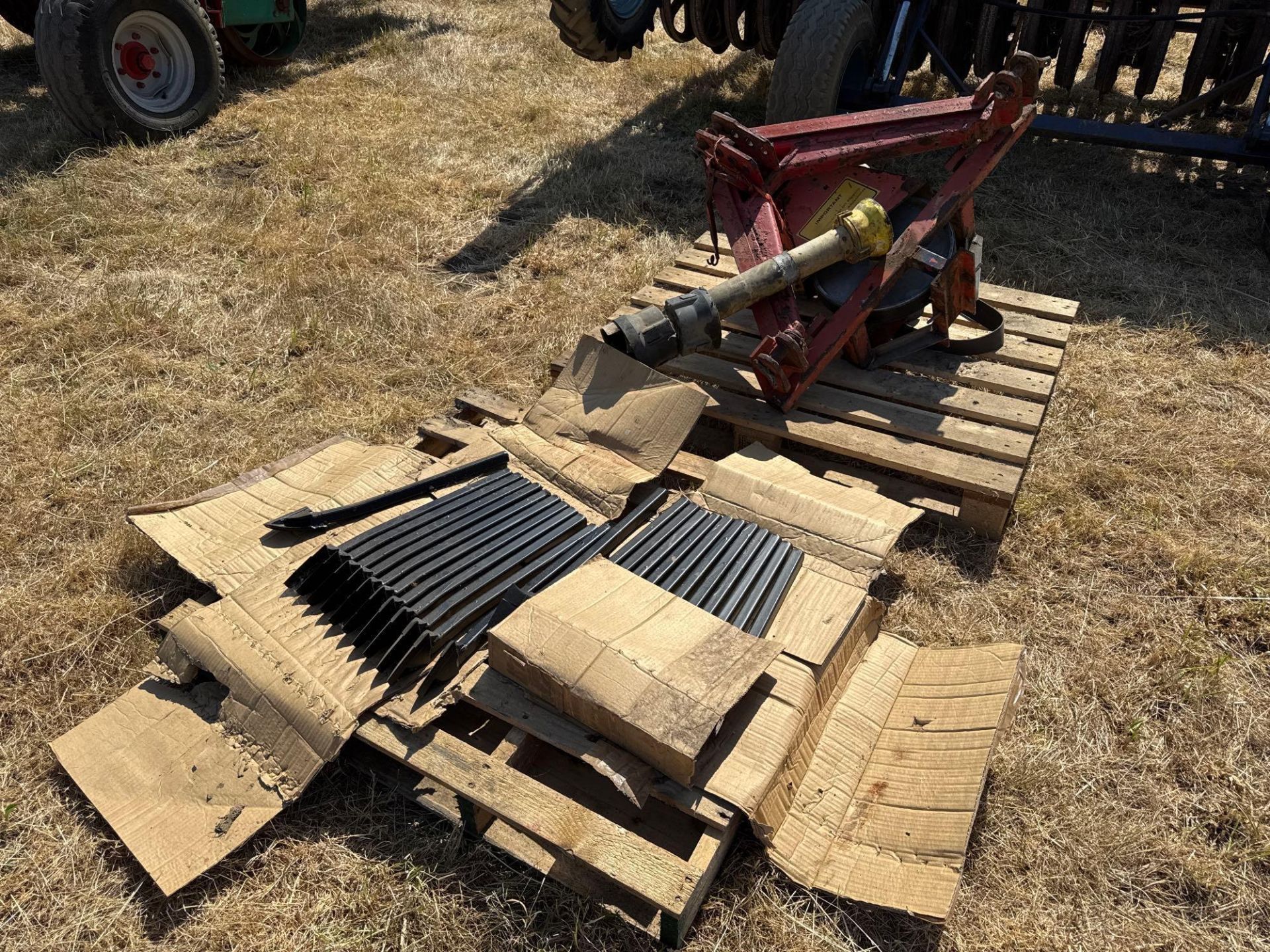 Moore 4m direct disc drill with twin Accord DL pneumatic seed hopper, bout markers and hydraulic low - Image 9 of 9