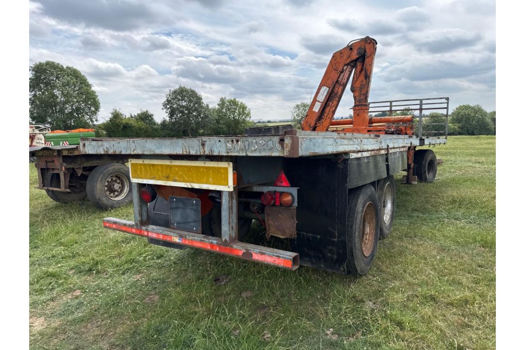 11m flat bed trailer with central mounted hiab, with rear double axle on 385/65R22.5 wheels and tyre - Image 8 of 15