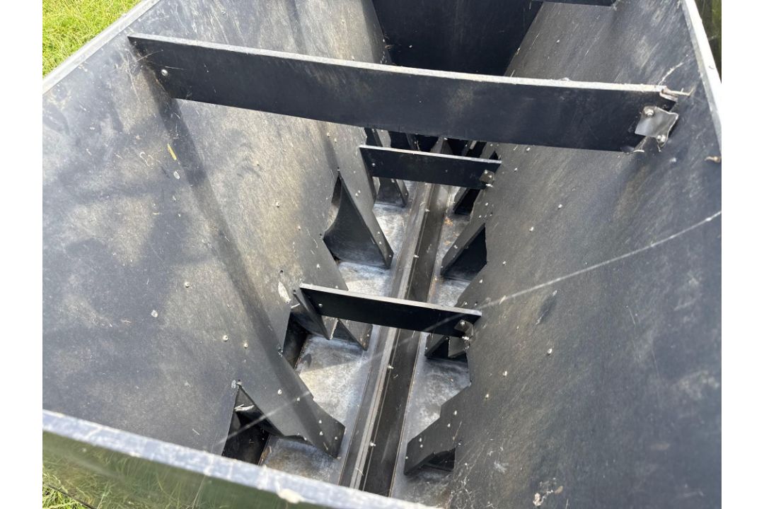 3No black plastic sheep feeders - Image 12 of 13