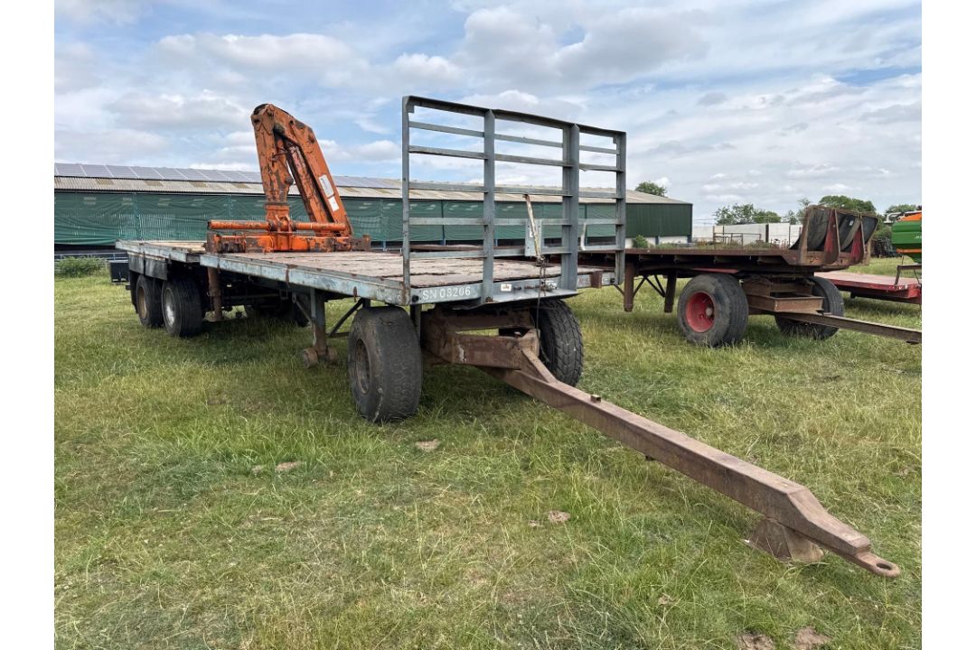 11m flat bed trailer with central mounted hiab, with rear double axle on 385/65R22.5 wheels and tyre - Image 2 of 15