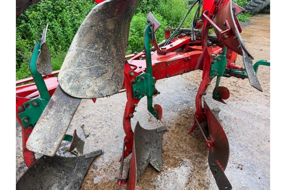 1998 Kverneland LB85 6f reversible plough with skimmers, hydraulic vari-width. Serial No: 3890. Mode - Image 9 of 14