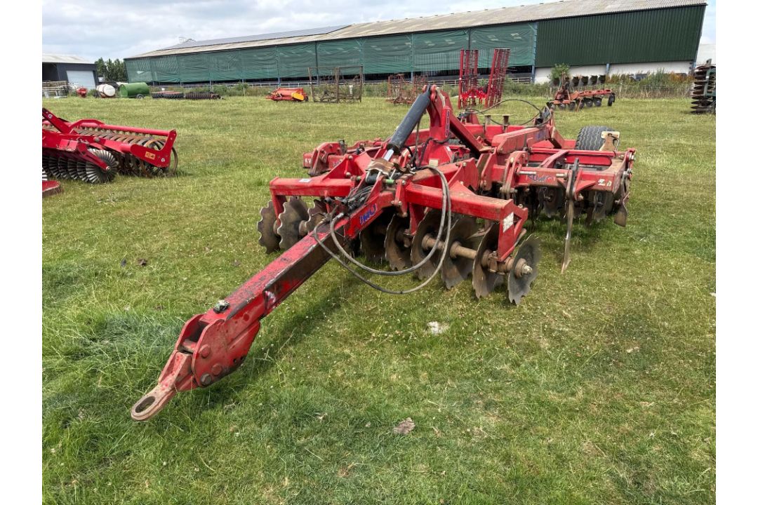 Sumo Trio 3T trailer cultivator with front discs, 6 legs and rear double discs to rear packer. Seria - Image 1 of 27