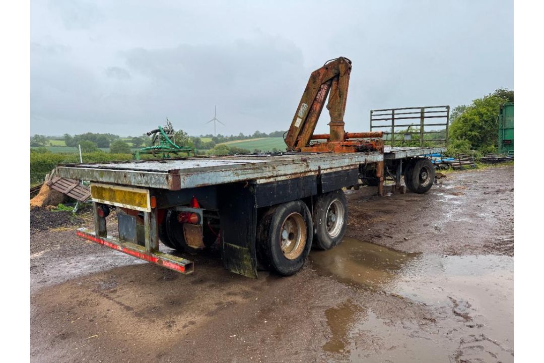 11m flat bed trailer with central mounted hiab, with rear double axle on 385/65R22.5 wheels and tyre - Image 14 of 15