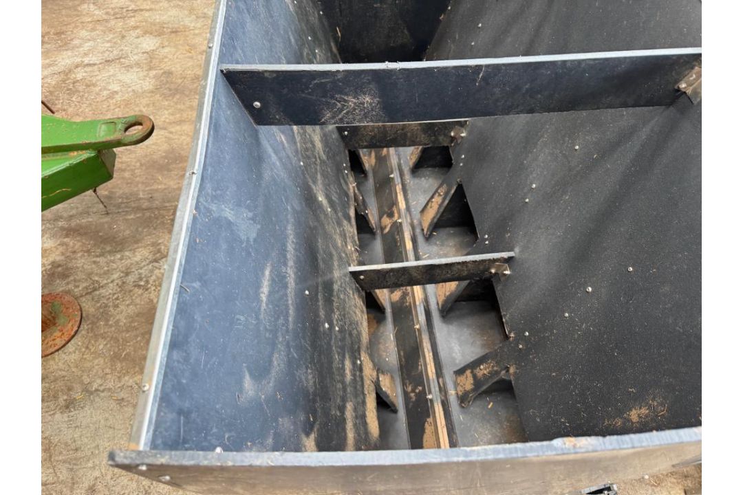 3No black plastic sheep feeders - Image 7 of 13