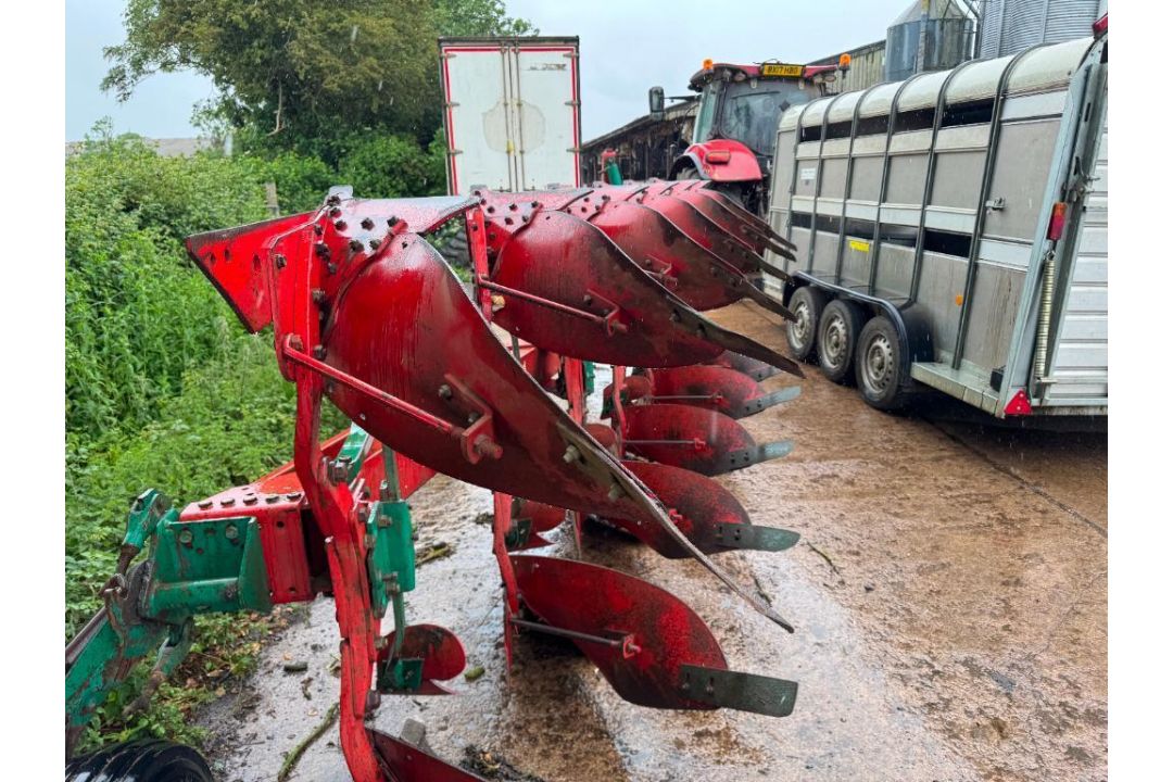 1998 Kverneland LB85 6f reversible plough with skimmers, hydraulic vari-width. Serial No: 3890. Mode - Image 12 of 14