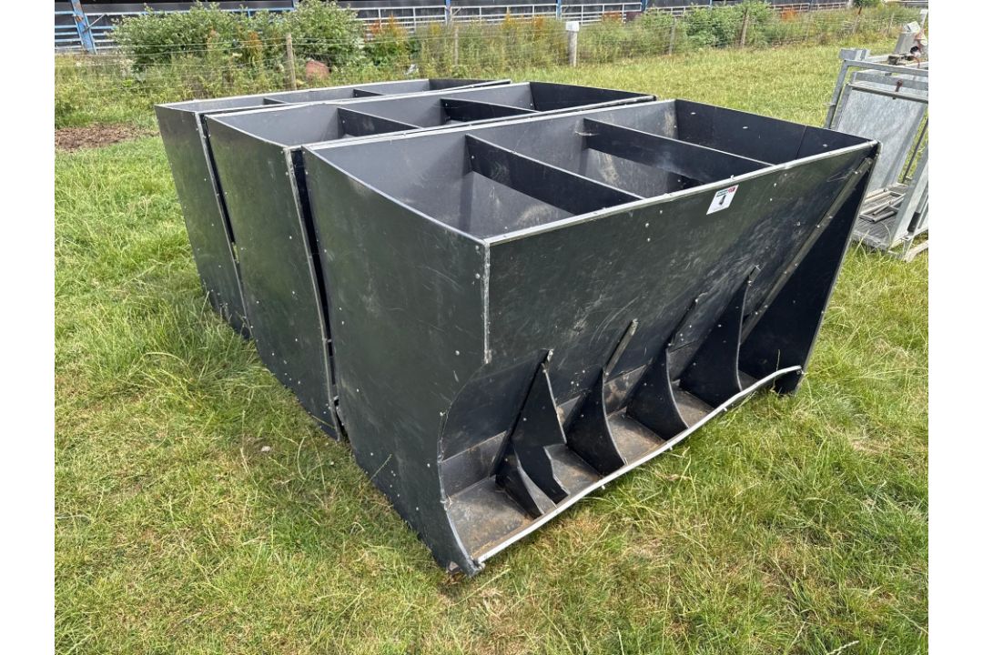 3No black plastic sheep feeders - Image 1 of 13