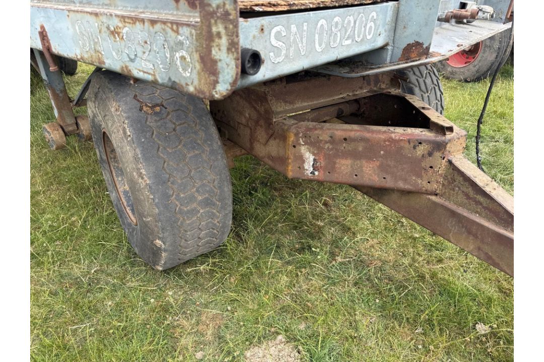 11m flat bed trailer with central mounted hiab, with rear double axle on 385/65R22.5 wheels and tyre - Image 4 of 15