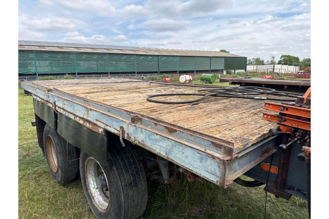 11m flat bed trailer with central mounted hiab, with rear double axle on 385/65R22.5 wheels and tyre - Image 5 of 15