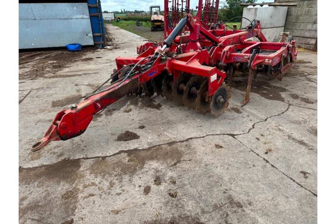 Sumo Trio 3T trailer cultivator with front discs, 6 legs and rear double discs to rear packer. Seria - Image 23 of 27