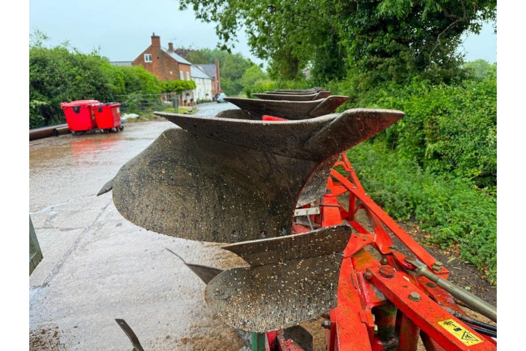1998 Kverneland LB85 6f reversible plough with skimmers, hydraulic vari-width. Serial No: 3890. Mode - Image 8 of 14