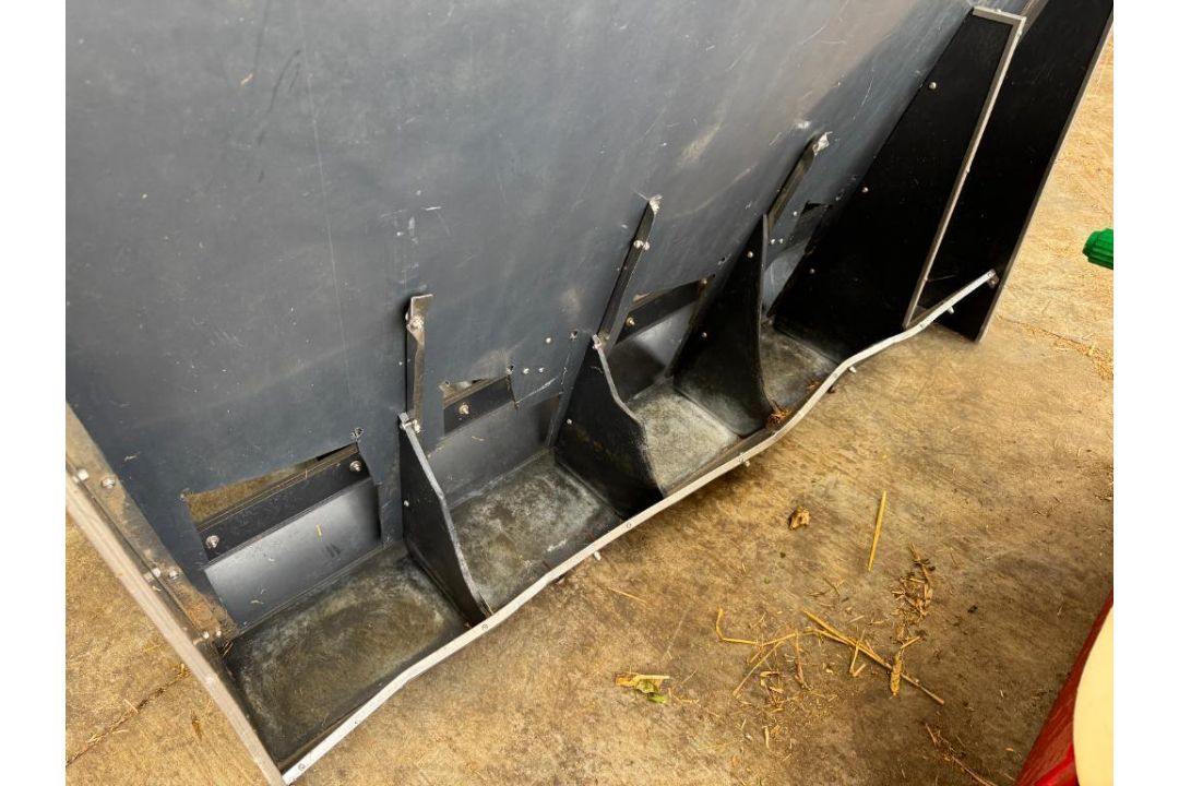 3No black plastic sheep feeders - Image 4 of 13