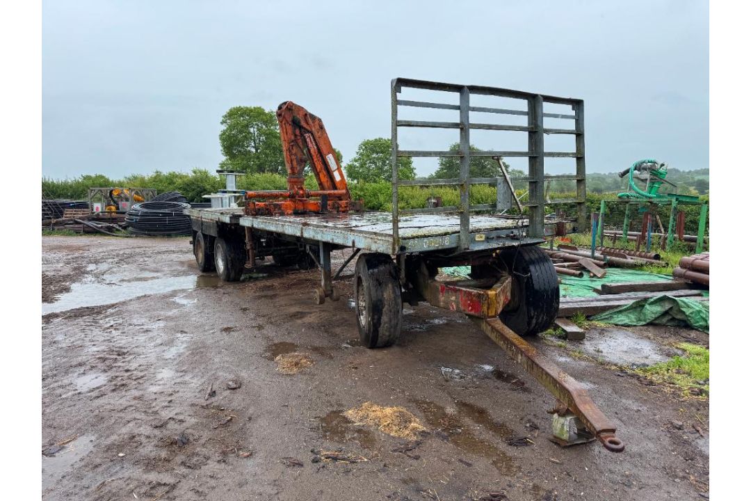 11m flat bed trailer with central mounted hiab, with rear double axle on 385/65R22.5 wheels and tyre - Image 11 of 15