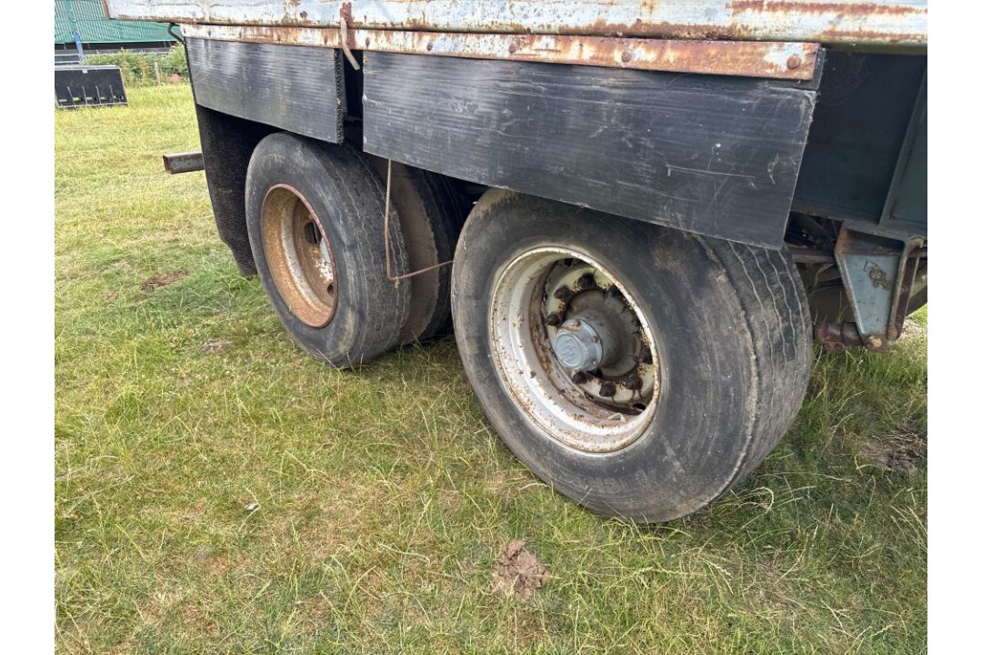 11m flat bed trailer with central mounted hiab, with rear double axle on 385/65R22.5 wheels and tyre - Image 6 of 15