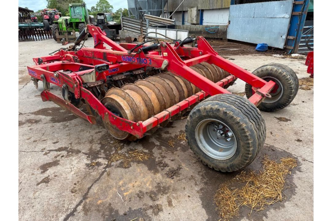 Sumo Trio 3T trailer cultivator with front discs, 6 legs and rear double discs to rear packer. Seria - Image 18 of 27