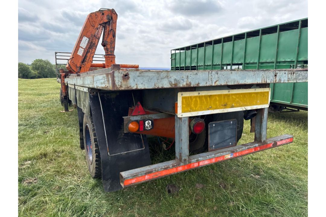 11m flat bed trailer with central mounted hiab, with rear double axle on 385/65R22.5 wheels and tyre - Image 9 of 15