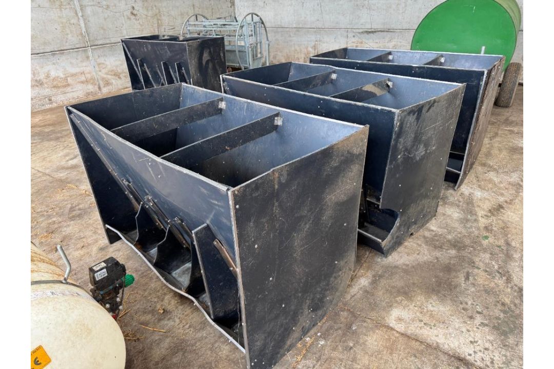 3No black plastic sheep feeders - Image 3 of 13