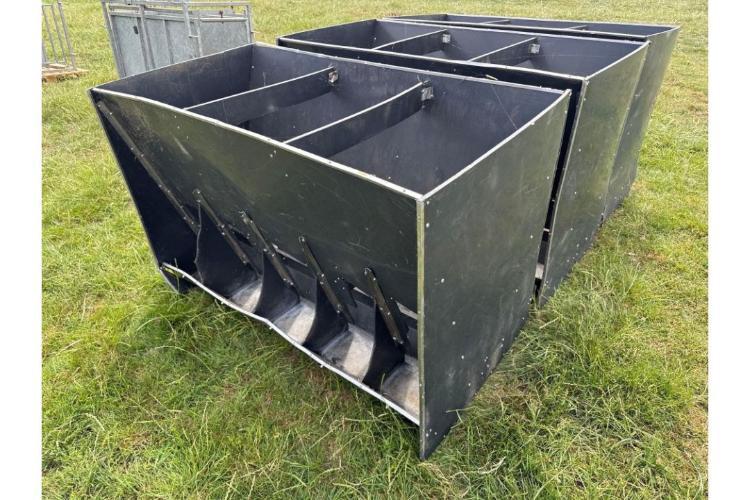 3No black plastic sheep feeders - Image 13 of 13