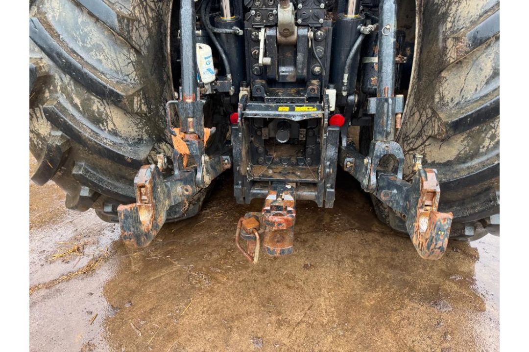 2018 Case Magnum AFS 380 CVX 50Kph 4wd tractor with front linkage, front and cab suspension, air bra - Image 14 of 34