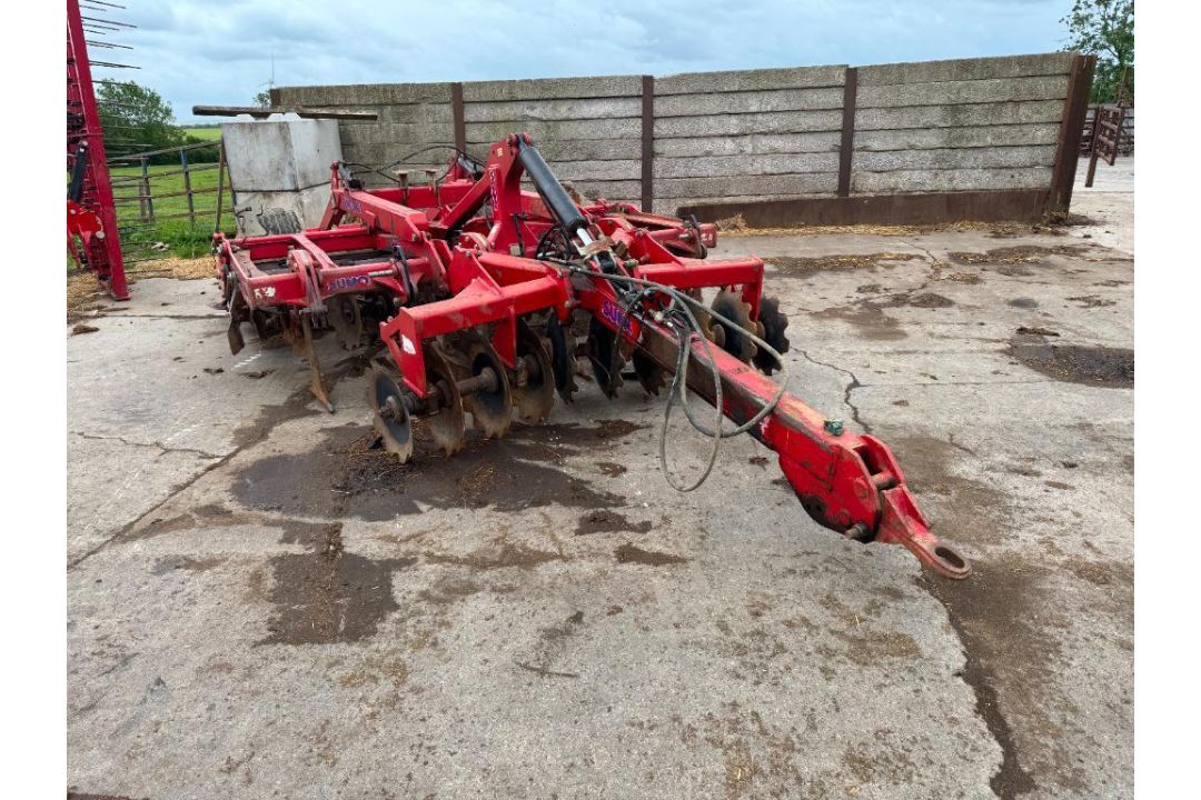 Sumo Trio 3T trailer cultivator with front discs, 6 legs and rear double discs to rear packer. Seria - Image 24 of 27