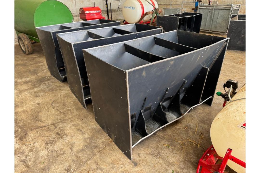 3No black plastic sheep feeders - Image 2 of 13