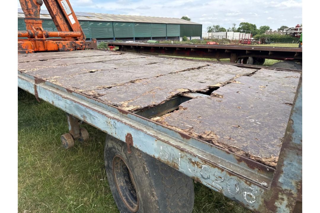 11m flat bed trailer with central mounted hiab, with rear double axle on 385/65R22.5 wheels and tyre - Image 3 of 15