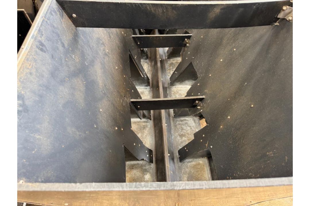 3No black plastic sheep feeders - Image 9 of 13