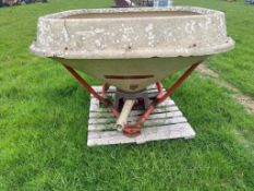 Vicon fertiliser spreader with hydraulic shut off (Buckinghamshire) (No VAT)