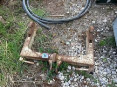 Linkage mounted quick hitch