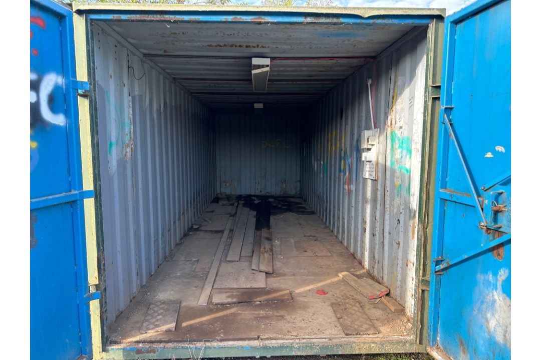 20ft shipping container with legs - Image 2 of 3
