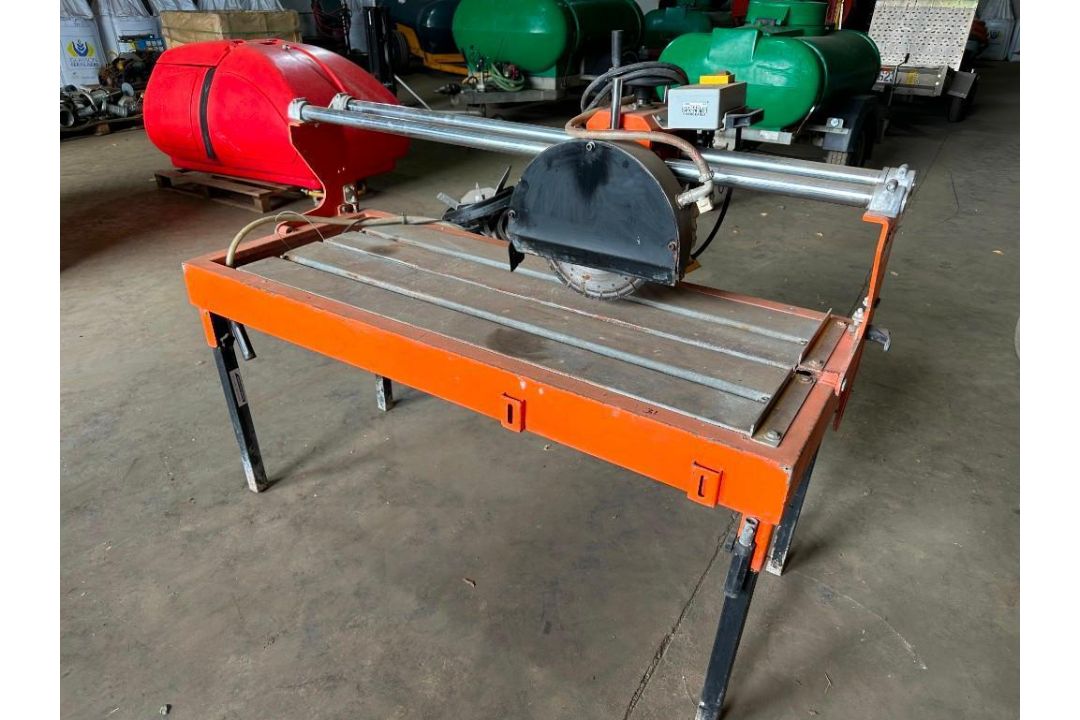 Red Band UK Ltd - 110v brick cutting table saw. 3 phase. Serial no: 1804RBU014 - Image 2 of 4
