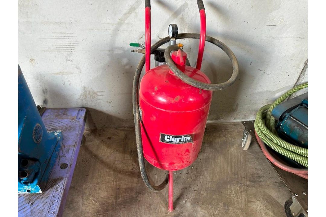 Clarke sand blaster, 32l pressurised - Image 2 of 3