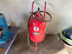 Clarke sand blaster, 32l pressurised