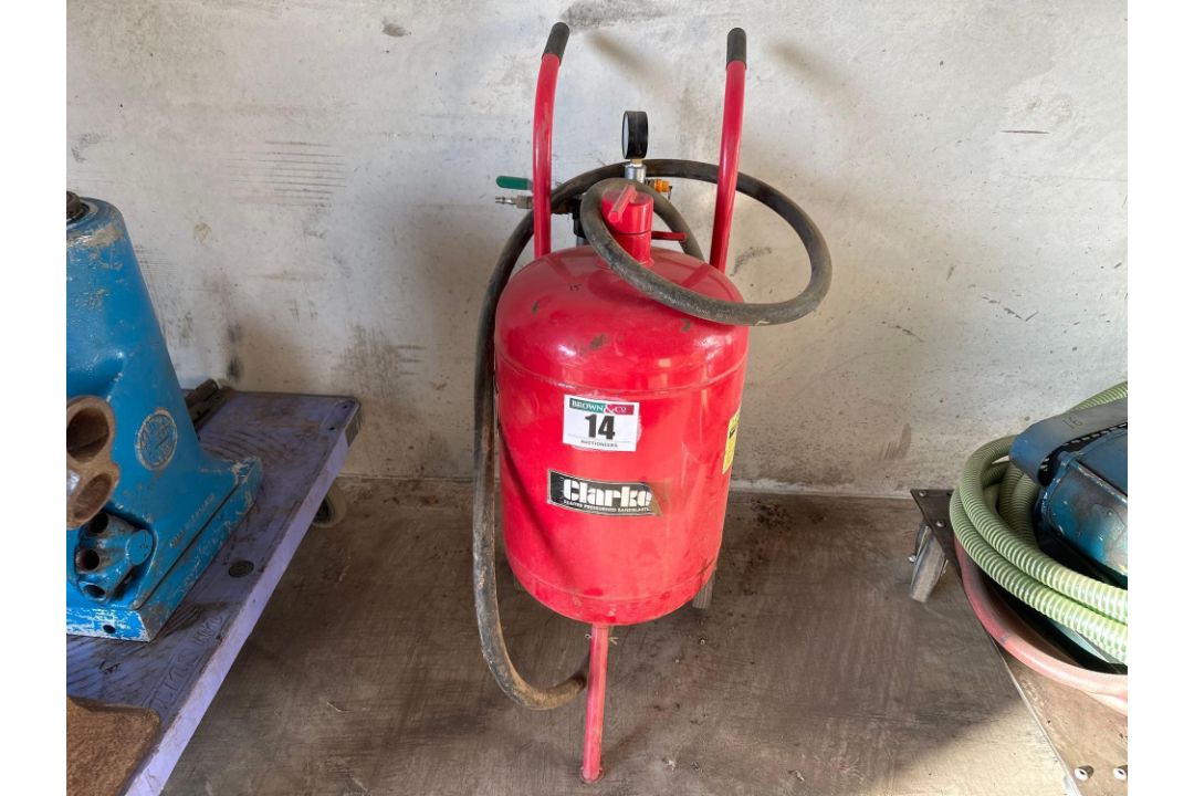 Clarke sand blaster, 32l pressurised - Image 1 of 3