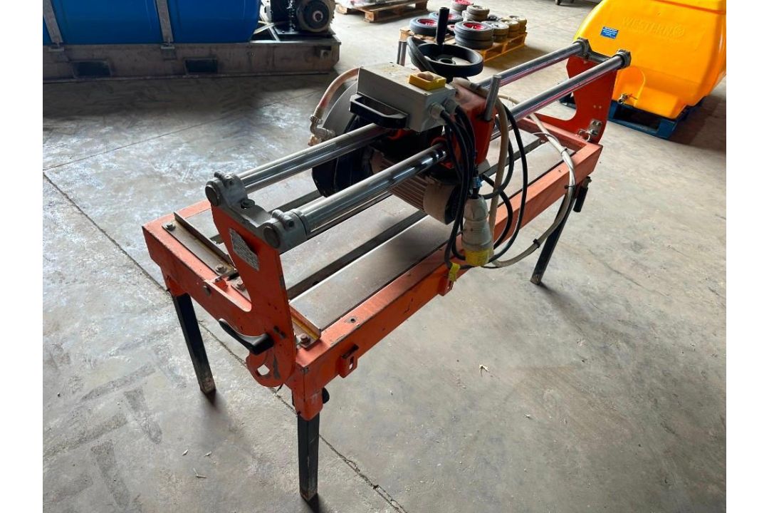 Red Band UK Ltd - 110v brick cutting table saw. 3 phase. Serial no: 1804RBU014 - Image 3 of 4