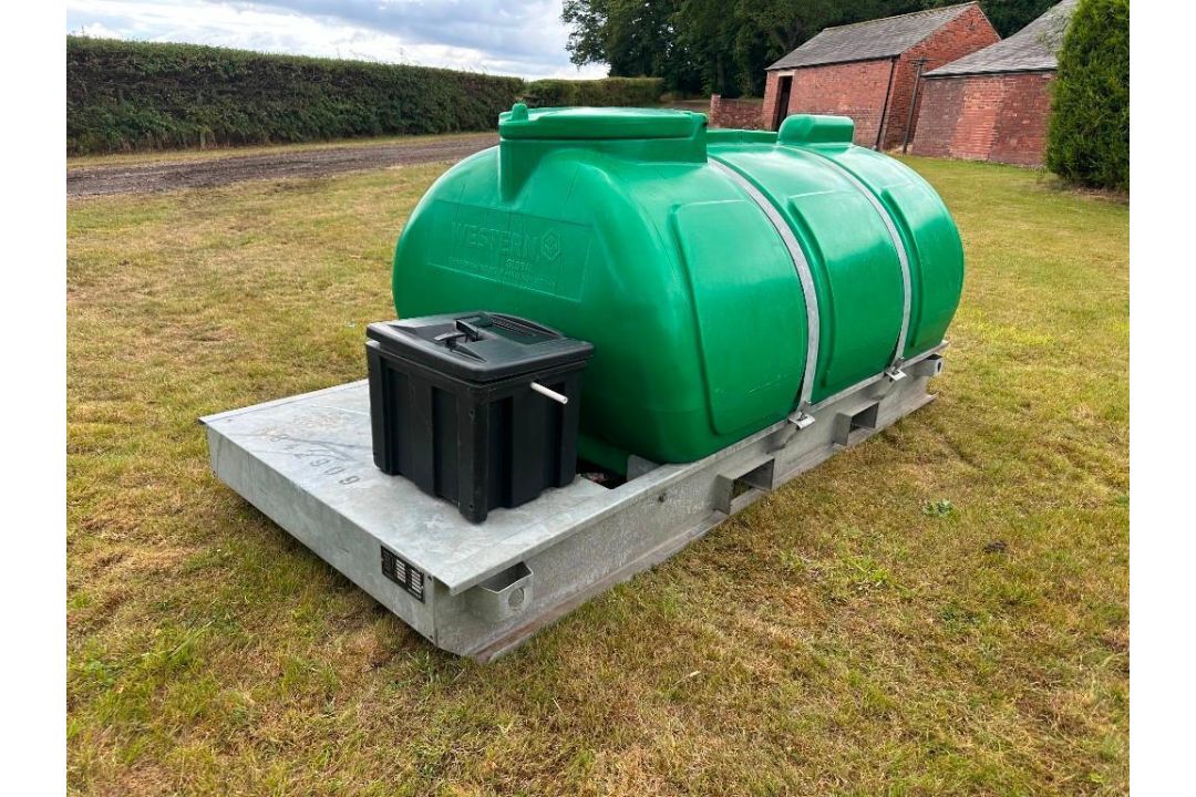2017 Western Global 2000l tank on galvanised frame. C/w forklift tine pockets and 240v pump. Serial - Image 3 of 5